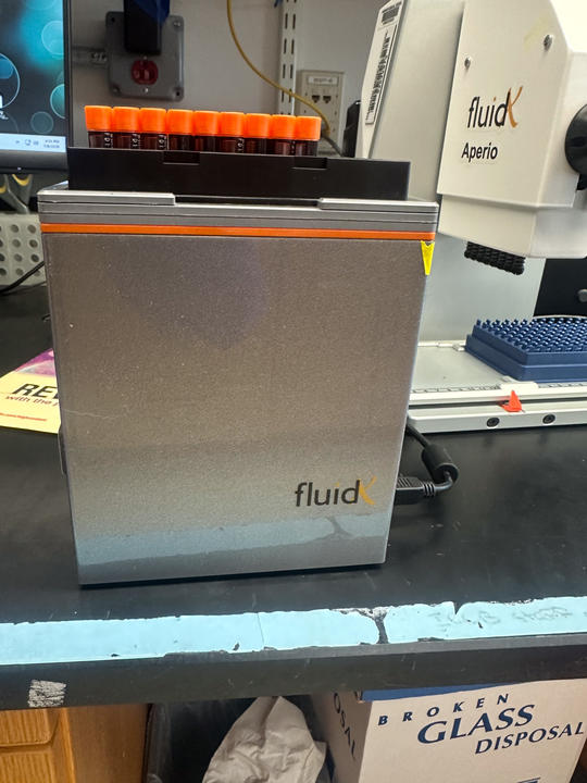 FluidX tube 2D barcode scanner with tubes on top